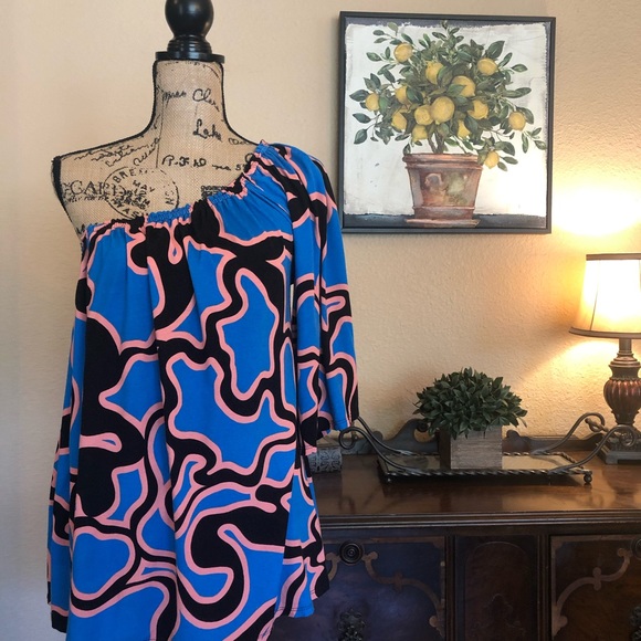 Hourglass Lilly Tops - 🌿EUC HOURGLASS LILLY~ ONE SHOULDERED TOP~SZ~M